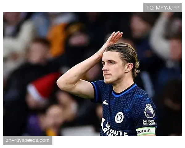 镜头聚焦：杰克逊错失空门后，波切蒂诺在场边掩面长叹